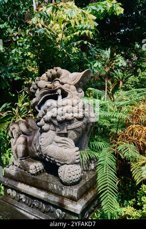 Singapur - 18. Januar 2025: Männliche Schutzlöwe-Statue aus Stein in Gardens by the Bay Stockfoto