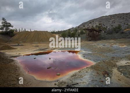 Verlassene Kupfermine mit roten giftige Wasser und dramatische stürmischen bewölkten Himmel an Mitsero Bereich in Zypern Stockfoto