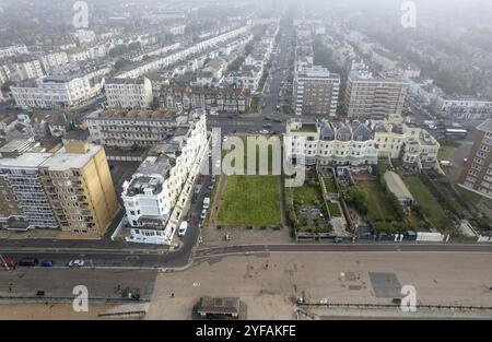 Drohnenlandschaft von Brighton City Village in Sussex Großbritannien. Blick von oben auf die Stadtlandschaft Stockfoto