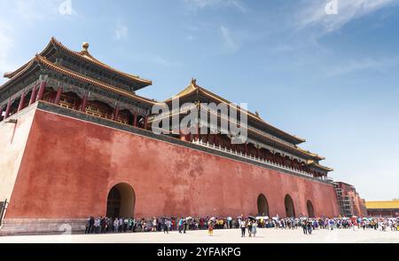Peking, China ? 5. Juni 2018: Das Meridiantor der berühmten Verbotenen Palaststadt mit einer Menge Touristen, die darauf warten, den Palast in Peking zu betreten Stockfoto