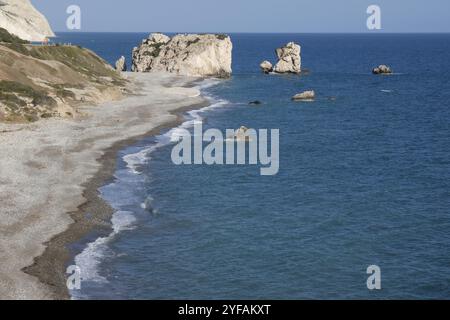 Küstengebiet der berühmten Attraktion des Felsens von Aphrodite, Petra tou Romiou in Paphos Bezirk in Zypern Stockfoto