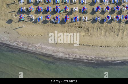 Drohnenantenne von Sonnenschirmen am Strand. Sommerurlaub im Meer. Larnaka Zypern Stockfoto