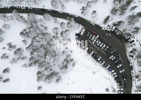Drohnenantenne eines Parkplatzes auf dem verschneiten Waldberg im Winter. Troodos-Gebirge Zypern Winterzeit Stockfoto