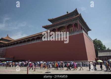 Peking, China ? 5. Juni 2018: Das Meridiantor der berühmten Verbotenen Palaststadt mit einer Menge Touristen, die darauf warten, den Palast in Peking zu betreten Stockfoto