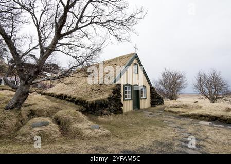 Berühmte Hofskirkja Turfkirche am Hof Place im Südosten Islands Stockfoto