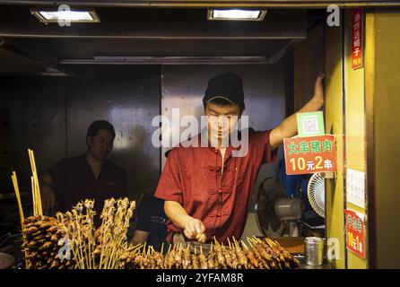 Peking, China, 01. Juni 2018: Chinesischer Koch kocht traditionell auf der Snackstraße in Peking China. Leckeres Street Fast Food, Asien Stockfoto