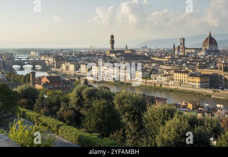 Panorama-Skyline der historischen Stadt Florenz in Italien von Michelangelo piazza kurz vor Sonnenuntergang Stockfoto