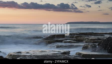 Dramatisch schönen Sonnenuntergang auf einer felsigen Küste bei Akrotiri Bereich in Limassol, Zypern. Fotos mit langer Belichtungszeit Stockfoto