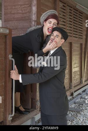 Junge glücklich schönes Paar Spaß, Spielen und Lachen in einem Zug Stockfoto