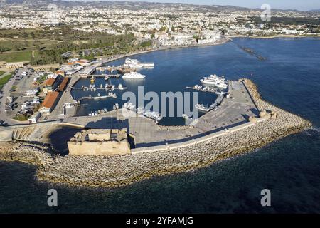 Luftdrohnenlandschaft Yacht und Angelhafen. Draufsicht von oben. Paphos Hafen, Zypern, Europa Stockfoto