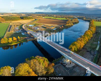 Luftaufnahme der neuen River Tay Bridge auf der Cross Tay Link Road (CTLR), die im Bau ist, in Perth, Schottland, Großbritannien Stockfoto