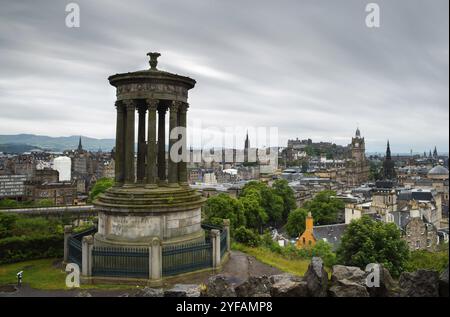 Edinburgh, Schottland, 9. Juli 2019: Die Skyline der Stadt Edinburg, der Hauptstadt Schottlands, vom Calton Hill mit dem Nelson Monument Stockfoto