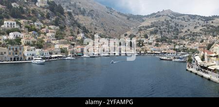 Symi, Griechenland, 8. August 2016: Panoramabild der Stadt Symi mit bunten Häusern auf dem Hügel, auf der griechischen Insel Symi an der Ägäis, Europa Stockfoto