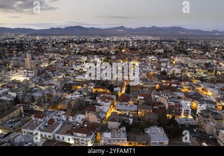 Luftdrohnenaufnahme des Stadtbildes von Nikosia in Zypern bei Sonnenuntergang. Europäische Städte Stockfoto