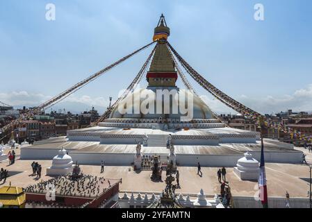 Kathmandu, Nepal, 8. März 2020: Menschen in der berühmten Bouddha Stupa, einer der größten Stupas der Welt in der Stadt Kathmandu in Nepal, Asien Stockfoto