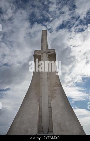 Lissabon, Portugal, 19. Oktober 2018: Die padrao dos Descobrimentos (Denkmal der Entdeckungen) gegen den blauen bewölkten Himmel. Es ist in der Belem dis entfernt Stockfoto