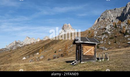 Wunderschöne Berglandschaft mit Dolomitenfelsengipfel und einer Holzhütte am malerischen Passo di Giau in den Südtiroler Alpen in Italien Stockfoto