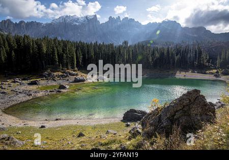 Karersee oder Karersee mit tiefblauem Wasser und Dolomitgebirge Trentino Südtirol, Italien, Europa Stockfoto