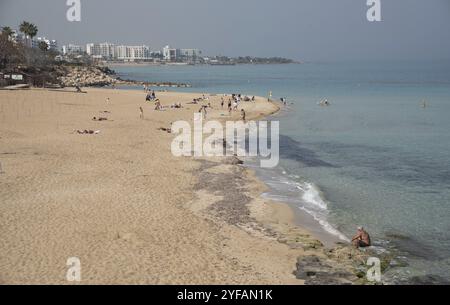 Protaras, Zypern, 29. Januar 2023: Touristen genießen den Sandstrand, entspannen, sonnen und schwimmen im Winter. Protaras Feigenbaumbucht Zypern, EU Stockfoto