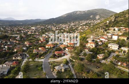 Drohnenlandschaft der traditionellen Stadt Konitsa in Epirus, Ioannina Region Griechenland Europa Stockfoto