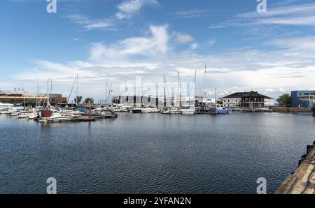 Tallinn, Estland, 20. Juli 2024: Segelyachten legen an einem bewölkten Tag im Yachthafen der Altstadt an. Tallinn, Estland, Europa Stockfoto