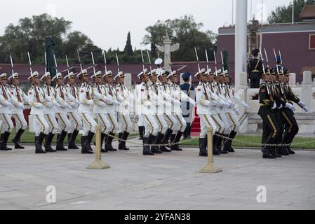 Peking, Chine, 4. Juni 2018: Chinesische Militärsoldaten paraden in voller Synchronisation Tiananmen-Platz Peking China Stockfoto