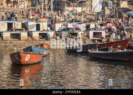 Varanasi, Indien, 13. März 2017: Holzboote am IAT-Ufer des heiligen Ganges am Morgen. Indianer baden, Asien Stockfoto