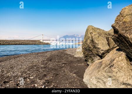 Atemberaubender Blick auf Eisberge und ruhiges Wasser in der isländischen Gletscherlagune Jökulsárlón Stockfoto