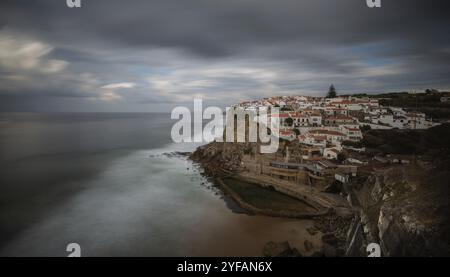 Das malerische Dorf Azenhas do mar auf einem felsigen Hügel am Atlantischen Ozean. Aufnahmen mit langer Belichtung Stockfoto