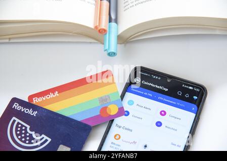 Nikosia, Zypern, 3. April 2022: Smartphone Revolut Debitkarte. Handy-App Handel mit Kryptowährungen Online-Banking, Europa Stockfoto