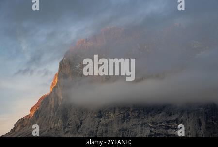 Atemberaubende Ausblicke auf die Berggipfel Langkofel oder Saslonch, Bergkette in den dolomiten während des Sonnenaufgangs in Südtirol, Italien, Europa Stockfoto