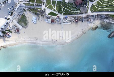 Draufsicht von oben auf den Feigenbaum Sandstrand der Bucht im Winter. Idyllisches Resort, Sommerferienküste. Protaras Zypern Stockfoto