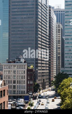 New York City, 17. Juli 2011: Stadtbild der Innenstadt mit Wolkenkratzern New York City USA. Rush Hour auf den Straßen Stockfoto