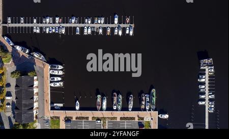 Luftdrohnenlandschaft mit Fischerbooten und Touristenyachten, die am Yachthafen festgemacht sind. Kuopio Hafen Finnland europa Stockfoto