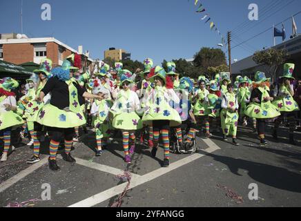 Limassol, Zypern, 18. Februar 2018: Fröhliches Team von Menschen in bunten Kostümen, die an der berühmten Karnevalsparade in Limassol teilnahmen Stockfoto