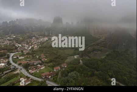 Aus der Vogelperspektive der Stadt Kalambaka in der Nähe der berühmten Klöster Meteora Felsklippen. Griechenland Wahrzeichen, Griechenland Europa Stockfoto