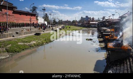 Kathmandu, Nepal, 8. März 2020: Einäscherungszeremonie im hindu-Tempel des pashupatinath-Komplexes am Ufer des Flusses bagmati in Kathmandu, Nepal Stockfoto