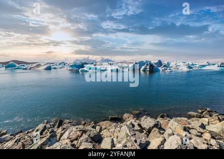 Atemberaubender Blick auf Eisberge und ruhiges Wasser in der isländischen Gletscherlagune Jökulsárlón Stockfoto