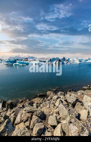 Atemberaubender Blick auf Eisberge und ruhiges Wasser in der isländischen Gletscherlagune Jökulsárlón Stockfoto