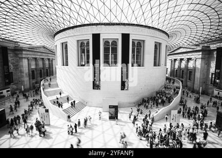 London, Großbritannien, 29. Juni 2019: Menschenmenge in der Haupthalle des berühmten britischen Museums in London, Großbritannien, Europa Stockfoto