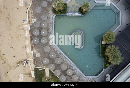 Drohnenantenne des leeren, verlassenen Hotelschwimmbades. Schmutziges Wasser verlassenes Hotel Stockfoto