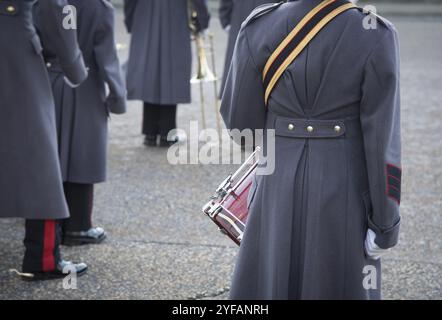 British Royal Guards im Winter einheitliche bereit, die Wachablösung im Buckingham Palace in London, England, Großbritannien Stockfoto