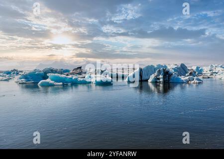 Atemberaubender Blick auf Eisberge und ruhiges Wasser in der isländischen Gletscherlagune Jökulsárlón Stockfoto