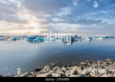 Atemberaubender Blick auf Eisberge und ruhiges Wasser in der isländischen Gletscherlagune Jökulsárlón Stockfoto