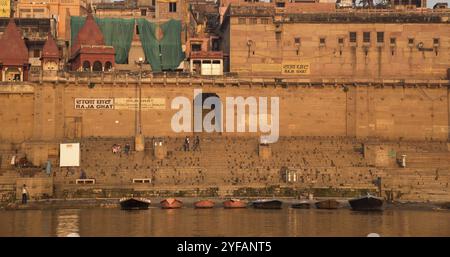 Varanasi, Indien, 13. März 2017: Indische Menschen am Flussufer des heiligen Ganges zum Baden früh am Morgen, Asien Stockfoto