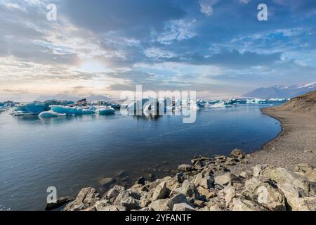 Atemberaubender Blick auf Eisberge und ruhiges Wasser in der isländischen Gletscherlagune Jökulsárlón Stockfoto