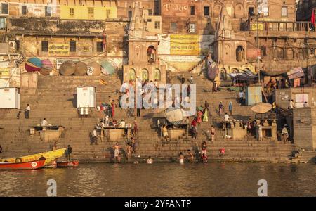 Varanasi, Indien, 13. März 2017: Indische Menschen am Flussufer des heiligen Ganges zum Baden früh am Morgen, Asien Stockfoto