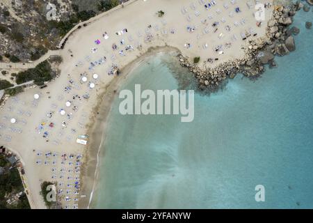 Blick von der Drone auf den idyllischen Sandstrand. Konnos Bay Strandmenschen, die sich entspannen und den Sommerurlaub genießen. Protaras Zypern Stockfoto