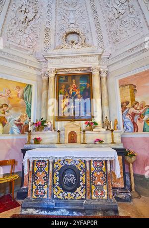 CARONA, SCHWEIZ - 22. MÄRZ 2022: Der Altar der Kapelle Santa Maria delle Grazie mit Reliefverzierungen, Fresken, Gemälden und Skulpturen, Stockfoto