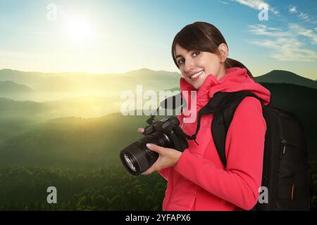 Fotograf mit Kamera und Rucksack in den Bergen Stockfoto